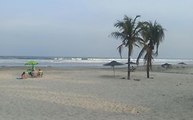 Apartamento Kitnet pé na areia centro de Mongagua